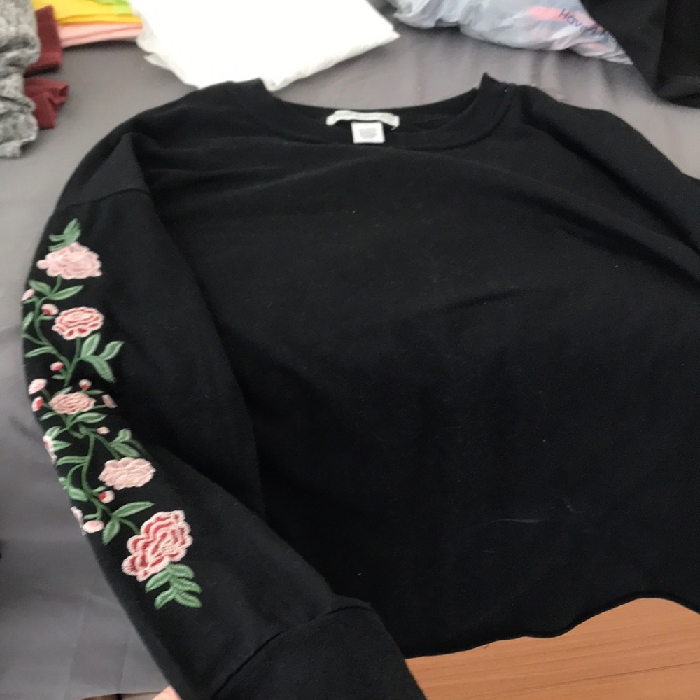 Black floral sleeve long sleeve shirt